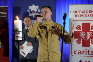 funkcjonariusze i zaproszeni goście biorą udział wydarzeniu związanym z Bezpieczeństwem ze Świętym Mikołajem