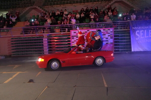 funkcjonariusze i zaproszeni goście biorą udział wydarzeniu związanym z Bezpieczeństwem ze Świętym Mikołajem