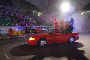 funkcjonariusze i zaproszeni goście biorą udział wydarzeniu związanym z Bezpieczeństwem ze Świętym Mikołajem