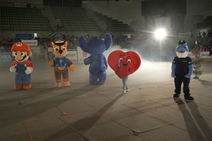 funkcjonariusze i zaproszeni goście biorą udział wydarzeniu związanym z Bezpieczeństwem ze Świętym Mikołajem