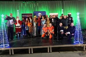 funkcjonariusze i zaproszeni goście biorą udział wydarzeniu związanym z Bezpieczeństwem ze Świętym Mikołajem