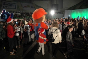 funkcjonariusze i zaproszeni goście biorą udział wydarzeniu związanym z Bezpieczeństwem ze Świętym Mikołajem