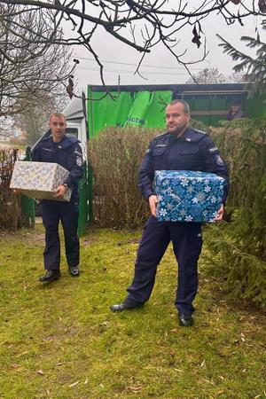 Dwaj policjanci idą z paczkami