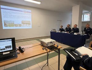 Policjanci na sali podczas narady.