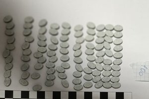 zdjęcia zabezpieczonych substancji oraz tabletek w woreczkach strunowych