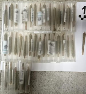 zdjęcia zabezpieczonych substancji oraz tabletek w woreczkach strunowych