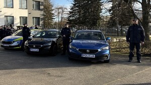 Policjanci przy nowych radiowozach: oznakowanej  Skodzie Octavia i nieoznakowanych Seatach Leon