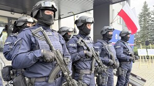 Umundurowani i uzbrojeni policjanci Grupy Szybkiego Reagowania