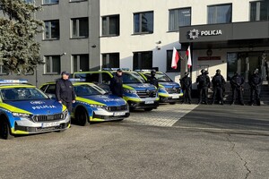 Policjanci przy nowych oznakowanych radiowozach Skoda Octavia i Renault Traffic