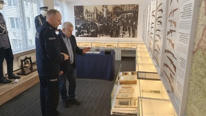 Komendant Wojewódzki Policji w Bydgoszczy i darczyńca w Izbie Pamięci