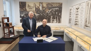 Komendant Wojewódzki Policji w Bydgoszczy i darczyńca w Izbie Pamięci w trakcie podpisywania darowizny