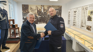 Komendant Wojewódzki Policji w Bydgoszczy i darczyńca w Izbie Pamięci po podpisaniu.