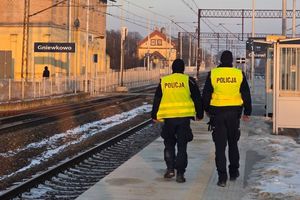 Policjanci podczas działań na obszarach kolejowych