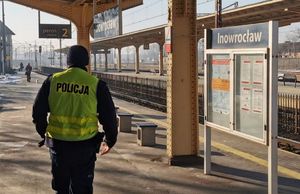 Policjant podczas działań na obszarach kolejowych
