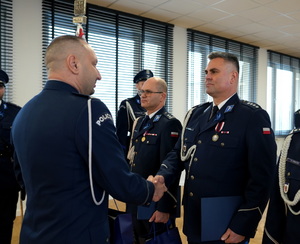 Komendant Wojewódzki gratuluje awansu nadkom. P. Kozakowi