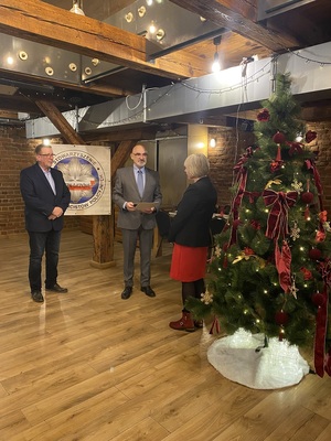 Wręczenie okolicznościowego podarunku działaczce.