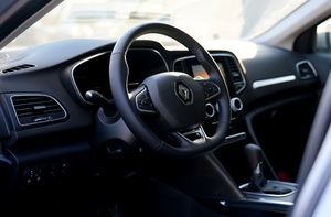 Nowe radiowozy nieoznakowane Marki Renault