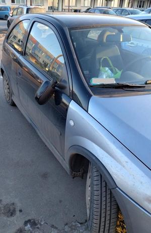 Auto z urwanym lusterkiem