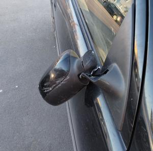 Zbliżenie na auto z urwanym lusterkiem