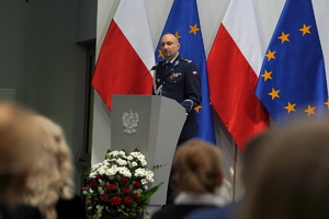 ujęcie na przemawiającego Komendanta