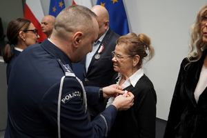 wyróżnieni otrzymują odznaczenia od Komendanta