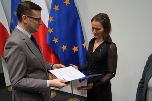 wyróżnieni otrzymują gratulacje od Wojewody