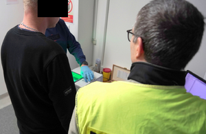 policjant stoi obok mężczyzny