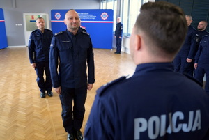 policjant melduje Komendantowi
