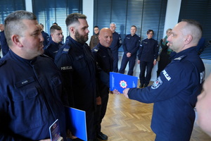 policjanci dostają statuetki i gratulacje od Komendanta i przewodniczącego związków