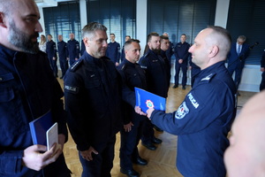 policjanci dostają statuetki i gratulacje od Komendanta i przewodniczącego związków