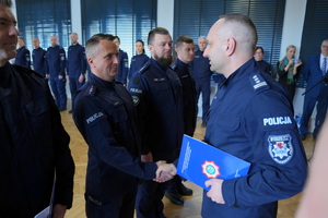 policjanci dostają statuetki i gratulacje od Komendanta i przewodniczącego związków