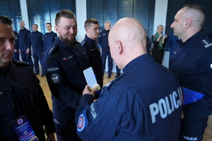policjanci dostają statuetki i gratulacje od Komendanta i przewodniczącego związków