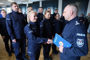 policjanci dostają statuetki i gratulacje od Komendanta i przewodniczącego związków