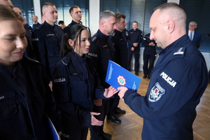 policjanci dostają statuetki i gratulacje od Komendanta i przewodniczącego związków