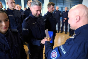 policjanci dostają statuetki i gratulacje od Komendanta i przewodniczącego związków