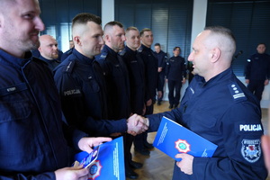 policjanci dostają statuetki i gratulacje od Komendanta i przewodniczącego związków