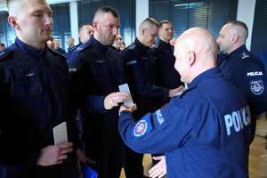 policjanci dostają statuetki i gratulacje od Komendanta i przewodniczącego związków