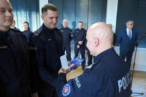 policjanci dostają statuetki i gratulacje od Komendanta i przewodniczącego związków