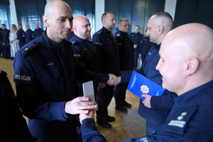 policjanci dostają statuetki i gratulacje od Komendanta i przewodniczącego związków