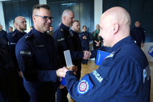 policjanci dostają statuetki i gratulacje od Komendanta i przewodniczącego związków
