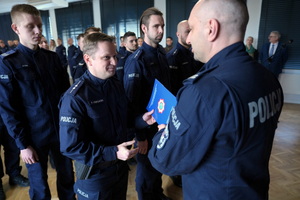 policjanci dostają statuetki i gratulacje od Komendanta i przewodniczącego związków