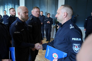 policjanci dostają statuetki i gratulacje od Komendanta i przewodniczącego związków