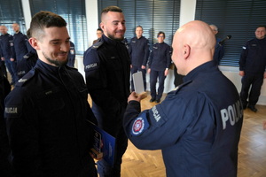 policjanci dostają statuetki i gratulacje od Komendanta i przewodniczącego związków