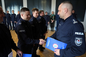 policjanci dostają statuetki i gratulacje od Komendanta i przewodniczącego związków