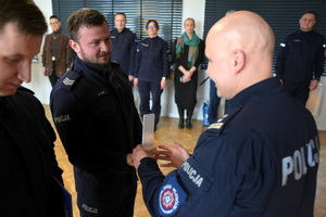 policjanci dostają statuetki i gratulacje od Komendanta i przewodniczącego związków