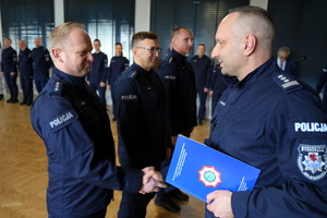 policjanci dostają statuetki i gratulacje od Komendanta i przewodniczącego związków