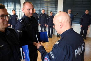 policjanci dostają statuetki i gratulacje od Komendanta i przewodniczącego związków