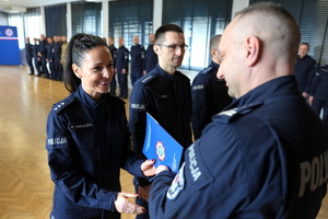 policjanci dostają statuetki i gratulacje od Komendanta i przewodniczącego związków