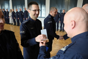 policjanci dostają statuetki i gratulacje od Komendanta i przewodniczącego związków