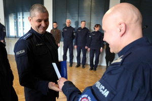 policjanci dostają statuetki i gratulacje od Komendanta i przewodniczącego związków